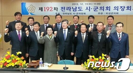 본문 이미지 - 전남도 시군의회의장단이 11일 전남 곡성에서 열린 '제192차 의장회의'에서 국가기관의 대선 개입에 대한 진실 규명과 공식사과를 촉구하고 있다/사진제공=전남도시군의회의장단© News1 