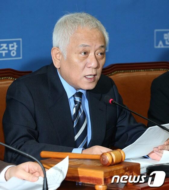 본문 이미지 - 민주당 김한길 대표가 13일 오전 서울 여의도 국회에서 열린 최고위원회의에서 모두발언을 하고 있다.김 대표는 이 자리에서 