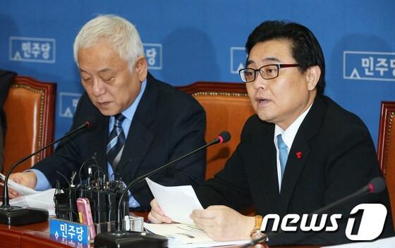 본문 이미지 - 민주당 전병헌 원내대표가 13일 오전 서울 여의도 국회에서 열린 최고위원회의에서 모두발언을 하고 있다.2013.12.13/뉴스1 © News1   오대일 기자