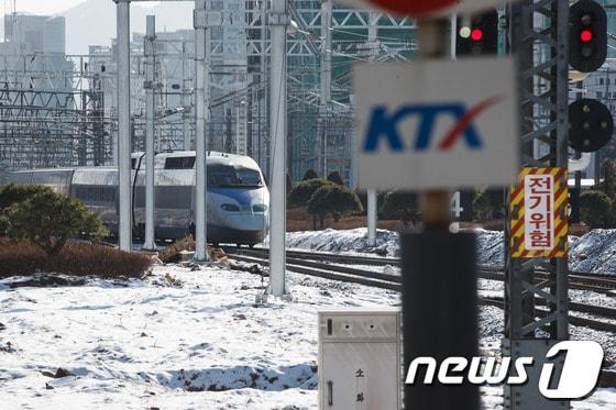 본문 이미지 - 한국철도공사가 철도노조 파업 장기화 대비 열차운행 감축 계획을 밝힌 13일 오후 서울역으로 KTX 열차가 들어오고 있다.코레일은 이날 철도노조 파업 장기화에 따라 안전한 열차 운행을 위해 다음주부터 KTX 운행 12%감축, 무궁화호 10회 감축, 수도권전동열차 178회 감축 등 비상열차 운행계획을 변경해 시행한다며 출퇴근 시간대를 제외하고 낮시간대 위주로 감축하겠다고 설명했다. 2013.12.13/뉴스1 © News1   유승관 기자