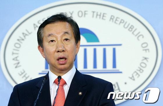 본문 이미지 - 폭언 파문에 휩싸인 김성태 새누리당 의원이 13일 오후 국회 정론관에서 기자회견을 열어 입장을 밝히고 있다. 새누리당 사무처 노동조합은 이날 조직강화특별위원회 폭언 파문과 관련해 성명을 내고 김 의원의 당직 사퇴 및 당사 출입 금지를 주장했다. 2013.12.13/뉴스1 © News1 오대일 기자