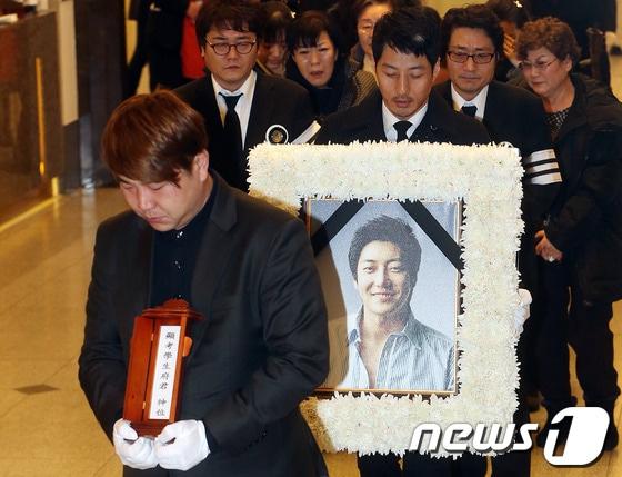 본문 이미지 - 호텔에서 숨진 채 발견된 가수 김지훈의 발인식이 엄수된 14일 오전 서울 강남구 일원동 삼성서울병원 장례식장에서 고인의 운구행렬이 이어지고 있다. 2013.12.14 스타뉴스/뉴스1 © News1 