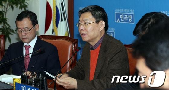 본문 이미지 - 국회 예산결산특별위원회 민주당 간사인 최재천 의원이 15일 오전 서울 여의도 국회 원내대표실에서 열린 예결소위 진행상황 및 민주당 증액심사 방안관련 기자간담회에서 모두발언을 하고 있다. 2013.12.15/뉴스1 © News1 허경 기자