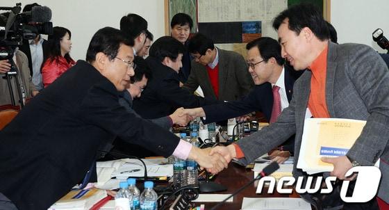 본문 이미지 - 15일 서울 여의도 국회에서 열린 예산결산특별위원회 예산안 조정소위원회에서 여야 의원들이 인사를 나누고 있다.예산소위는 지난 13일 보훈처의 안보교육 사업인 '나라사랑 계승발전' 예산, 국가기관 대선 개입 의혹 논란에 대한 박승춘 보훈처장의 사과 문제를 둘러싸고 여야가 충돌하면서 회의가 파행을 겪어 왔다. 2013.12.15/뉴스1 © News1 허경 기자