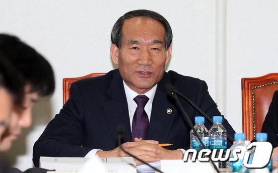 본문 이미지 - 박승춘 국가보훈처장이 15일 서울 여의도 국회에서 열린 예산결산특별위원회 예산안 조정소위원회에서 임내현 민주당 의원의 질의에 답하고 있다.예산소위는 지난 13일 보훈처의 안보교육 사업인 '나라사랑 계승발전' 예산, 국가기관 대선 개입 의혹 논란에 대한 박승춘 보훈처장의 사과 문제를 둘러싸고 여야가 충돌하면서 회의가 파행을 겪어 왔다. 2013.12.15/뉴스1 © News1 허경 기자