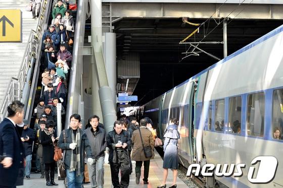본문 이미지 - 일주일째 철도파업이 이어진 15일 오후 서울역 승강장 앞으로 KTX열차가 출발을 기다리고 있다. 코레일은 17일부터 KTX운행 횟수를 하루평균 24회 줄여 주중은 200회에서 176회, 주말은 232회에서 208회로 각각 감축운행 한다고 밝혔다.2013.12.15/뉴스1 © News1   최영호 기자