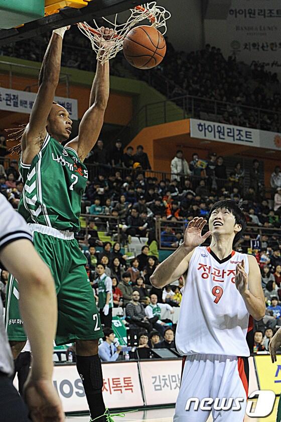 본문 이미지 - 15일 오후 원주종합체육관에서 열린 프로농구 동부 프로미와 안양KGC 경기에서 동부 렌틀맨이 덩크슛을 하고 있다. 2013.12.15./뉴스1 © News1   윤창완 기자