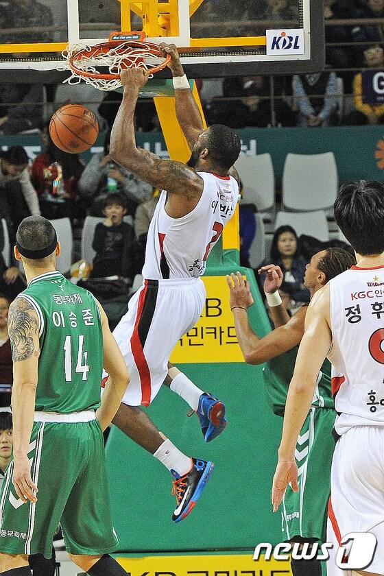 본문 이미지 - 15일 오후 원주종합체육관에서 열린 프로농구 동부 프로미와 안양KGC 경기에서 안양 에반스가 덩크슛을 하고 있다. 2013.12.15./뉴스1 © News1   윤창완 기자