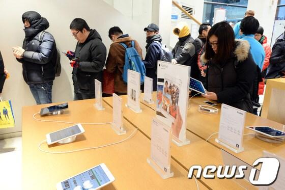 본문 이미지 - 애플의 신제품 아이패드 에어와 아이패드 미니 레티나 디스플레이가 16일 국내에서 정식 출시됐다.아이패드 신제품을 일찍 사려는 고객들이 이날 오전 서울 중구 명동 애플 공식판매점을 찾아 줄지어 서있다. 2013.12.16/뉴스1 © News1   정회성 기자