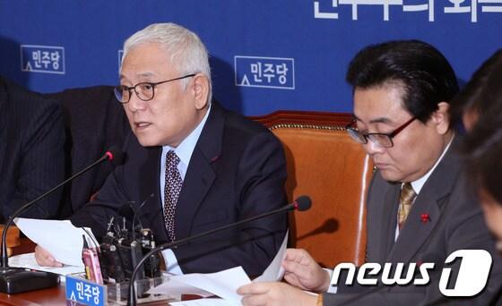 본문 이미지 - 민주당 김한길 대표가 16일 오전 서울 여의도 국회에서 열린 최고위원회의에서 모두발언을 하고 있다. 김 대표는 이 자리에서
