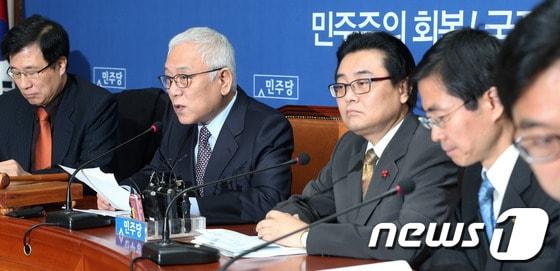 본문 이미지 - 민주당 김한길 대표가 16일 오전 서울 여의도 국회에서 열린 최고위원회의에서 모두발언을 하고 있다.    2013.12.16/뉴스1 © News1 오대일 기자