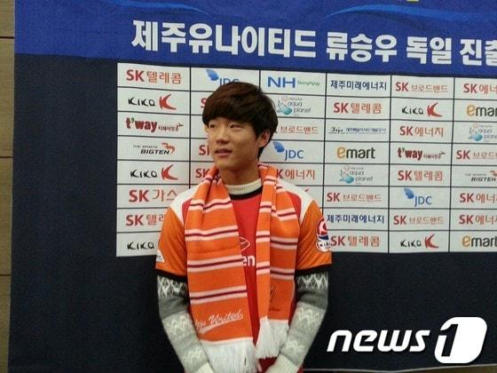 본문 이미지 - 류승우&#40;20·제주 유나이티드&#41;가 16일 독일 레버쿠젠으로의 위탁 임대를 위해 인천공항을 통해 출국했다.© News1