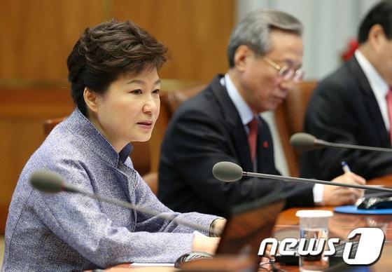 본문 이미지 - 박근혜 대통령이 16일 오전 청와대에서 수석비서관회의를 주재, 모두발언을 하고 있다. (청와대 제공) 2013.12.16/뉴스1 © News1   박철중 기자 