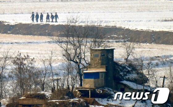 본문 이미지 - 경기도 파주 오두산전망대에서 바라본 황해북도 개풍군 일대에서 북한 군인들이 줄지어 이동하고 있다. 2013.12.16/뉴스1