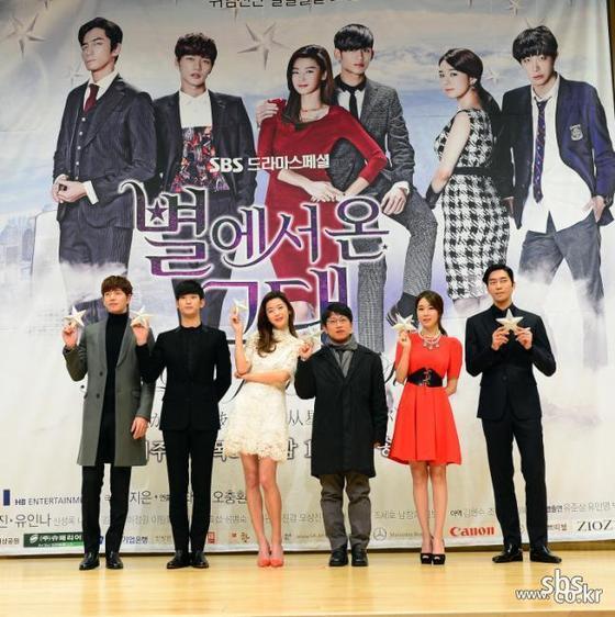 본문 이미지 - SBS 새 수목드라마 '별에서 온 그대' 제작발표회가 16일 오후 2시 서울 양천구 목동 SBS에서 열렸다. 이날 행사에 참석한 (왼쪽부터) 배우 박해진, 김수현, 전지현, 장태유 PD, 배우 유인나, 신성록(SBS 제공). © News1  