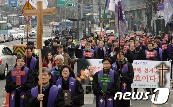 본문 이미지 - 한국기독교장로회 총회 회원들과 기독교 신자들이 16일 오후 서울 명동 향린교회에서 시국기도회를 열고 