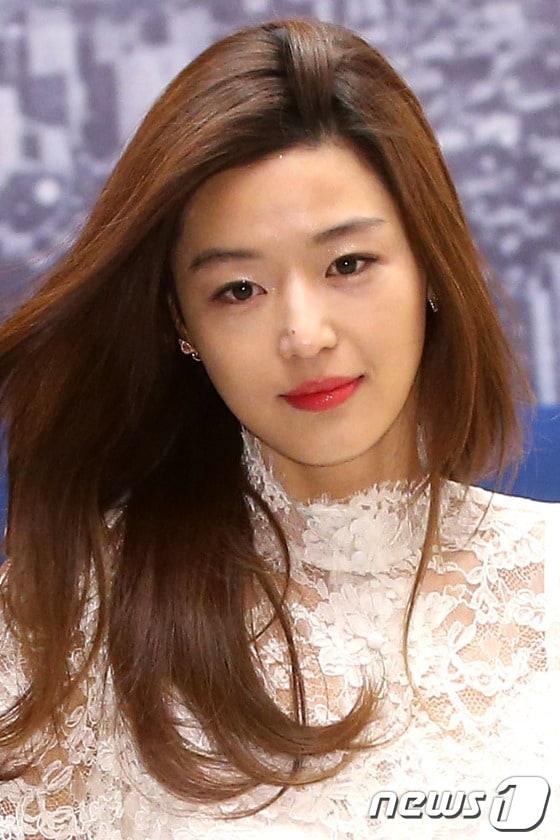 본문 이미지 - 배우 전지현이 16일 오후 서울 양천구 목동 SBS에서 열린 수목드라마 '별에서 온 그대' 제작발표회에 참석하고 있다. 2013.12.16/뉴스1 © News1   