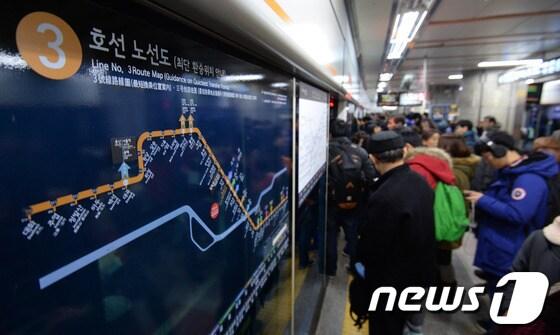 본문 이미지 - 16일 오후 서울 3호선 종로3가역에서 승객들이 지하철을 기다리고 있다.서울시는 지하철 1∼4호선을 운영하는 서울메트로 제1노조인 서울지하철노동조합이 오는 18일 철도노조와 공동파업을 선언함에 따라 16일부터 지하철 3호선에 대해 15% 감축 운행을 시행한다고 밝혔다. 2013.12.16/뉴스1 © News1 박지혜 기자