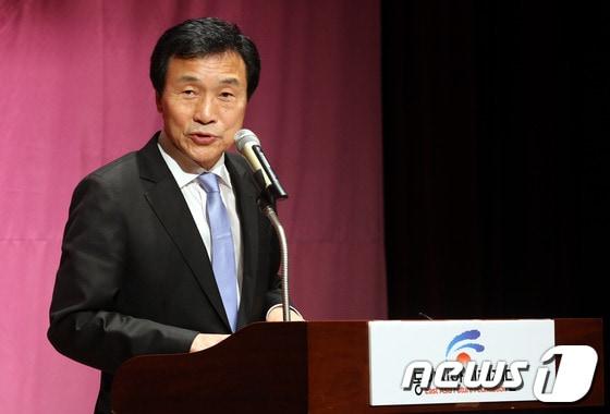 본문 이미지 - 민주당 손학규 상임고문이 16일 오후 서울 종로구 수송동 조계사 내 한국불교역사문화기념관에서 열린 2013동아시아미래재단 송년 후원의 밤 행사에 참석해 송년메시지를 발표하고 있다.2013.12.16/뉴스1 © News1 이광호 기자