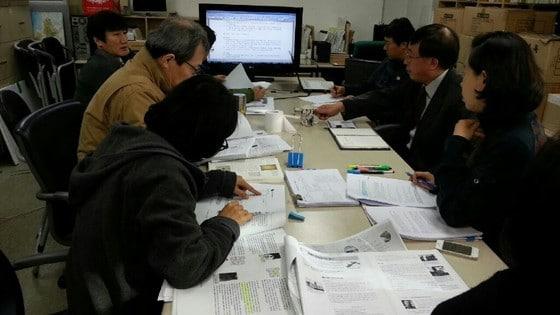본문 이미지 - 교학사 교과서 검토 작업 중인 민족문제연구소 관계자들.&#40;민족문제연구소 제공&#41; © News1