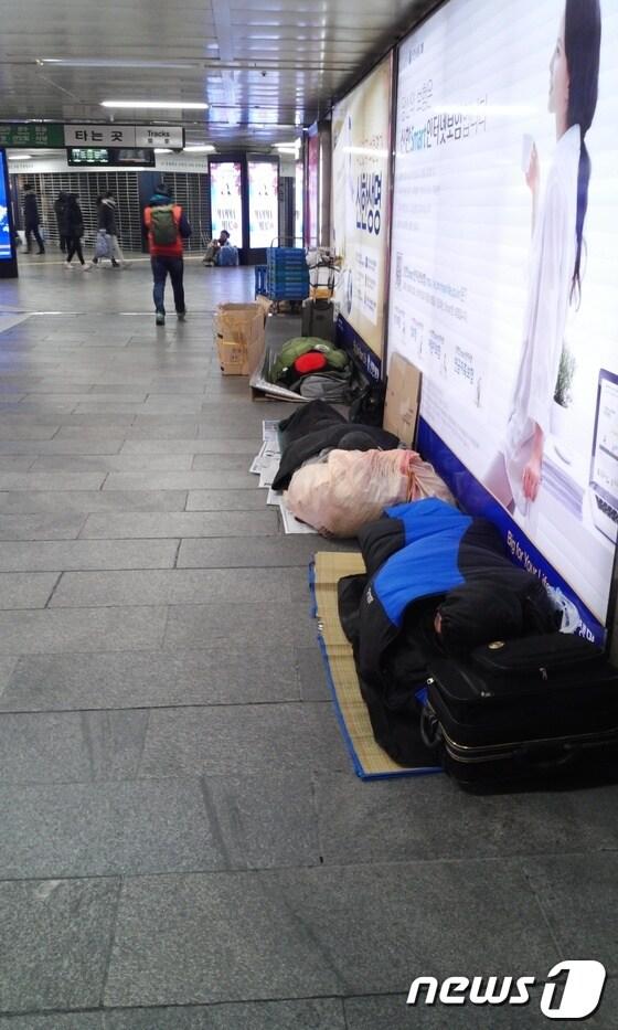 본문 이미지 - 16일 밤 10시 지하철 2호선 을지로입구역에서 잠을 자고 있는 노숙인© News1   김종민 기자