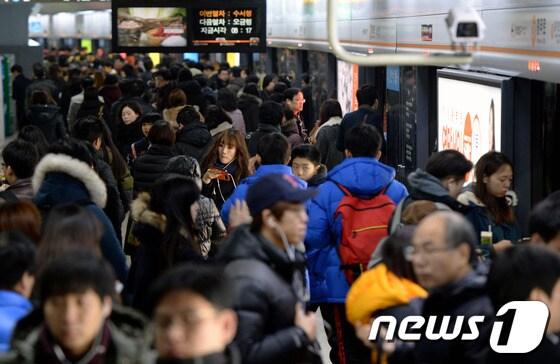 본문 이미지 - 서울 지하철 3호선 감축운행이 시작된 17일 오전 3호선 충무로역에서 시민들이 지하철을 갈아타고 있다. 전국철도노동조합의 파업 9일째이자 서울지하철노조가 오는 18일 파업을 예고한 가운데 박근혜 대통령은 전날 청와대 수석비서관회의를 주재한 자리에서 