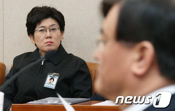 본문 이미지 - 철도파업이 9일째를 맞으며 시민 불편이 가중되고 있는 가운데 최연혜 코레일 사장이 17일 오전 서울 여의도 국회에서 열린 국토교통위원회 전체회의에서 서승환 국토교통부 장관을 바라보며 생각에 잠겨 있다. 2013.12.17/뉴스1 © News1 오대일 기자