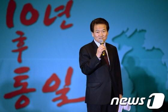 본문 이미지 - 민주당 정동영 상임고문이 17일 오후 서울 광화문 세종문화회관 세종홀에서 열린 자신의 저서 &#39;10년 후 통일&#39; 출판 기념 북콘서트에서 직접 내빈소개를 하고 있다. 2013.12.17/뉴스1 © News1   박정호 기자