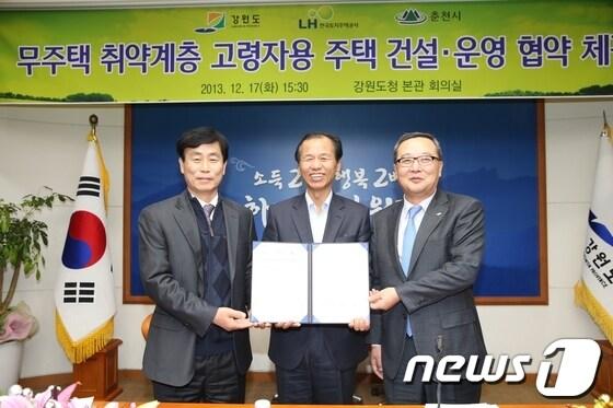 본문 이미지 - LH 한국토지주택공사(사장 이재영, 사진 오른쪽)는 17일 강원도청에서 최문순 강원도지사(사진 가운데), 이광준 춘천시장(사진 왼쪽)이 참석한 가운데 무주택 어르신들를 위한 임대아파트를 건설, 공급하기 위한 협약을 체결했다./사진 제공=LH © News1 