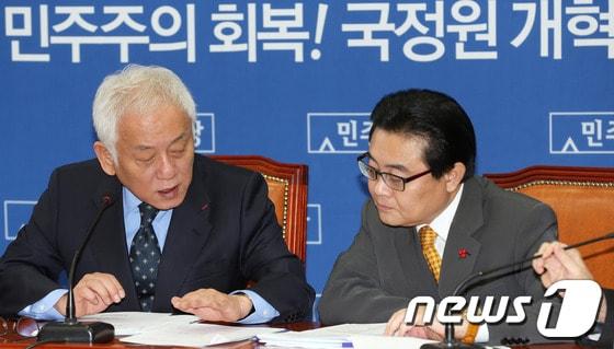 본문 이미지 - 민주당 김한길 대표와 전병헌 원내대표가 18일 오전 서울 여의도 국회에서 열린 최고위원회의에서 대화를 나누고 있다. 김 대표는 이 자리에서 