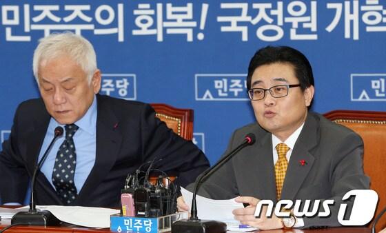 본문 이미지 - 민주당 전병헌 원내대표가 18일 오전 서울 여의도 국회에서 열린 최고위원회의에서 모두발언을 하고 있다. 2013.12.18/뉴스1 © News1 오대일 기자