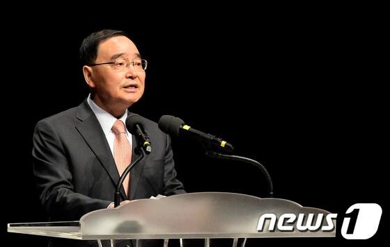 본문 이미지 - 정홍원 국무총리가 18일 오전 서울 서초구 국립국악원에서 열린 언어문화개선운동 범국민연합 출범식에 참석해 인사말을 하고 있다.2013.12.18/뉴스1 © News1   최영호 기자