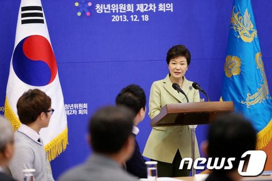 본문 이미지 - 박근혜 대통령이 18일 청와대에서 열린 청년위원회 제2차 회의에서 인사말을 하고 있다. (청와대 제공) /뉴스1 © News1 박철중 기자 
