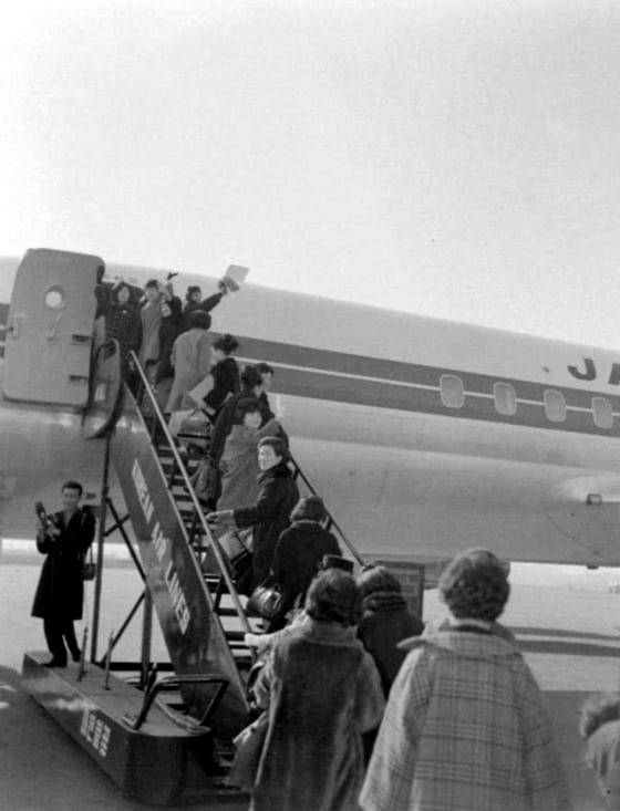 본문 이미지 - 1966년 서독행 비행기에 탑승하는 파독 간호사들(국가기록원 제공). © News1  