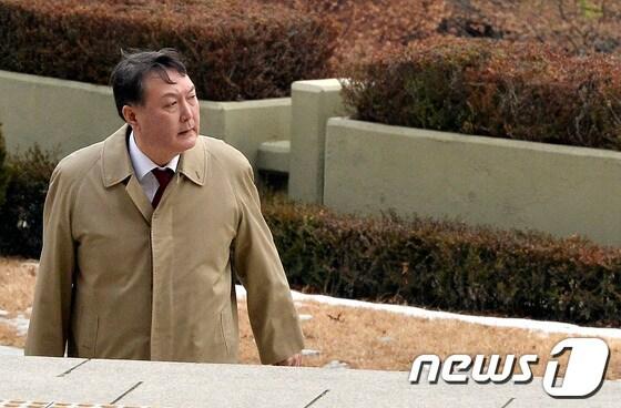 본문 이미지 - 국가정보원 대선·정치 개입 의혹 사건 수사과정에서 외압·항명 논란을 일으킨 윤석열 여주지청장이 18일 오후 징계여부 결정 검사심의위원회에 참석하기 위해 경기 과천시 중앙동 정부과청청사 내 법무부로 들어서고 있다. © News1 최영호 기자