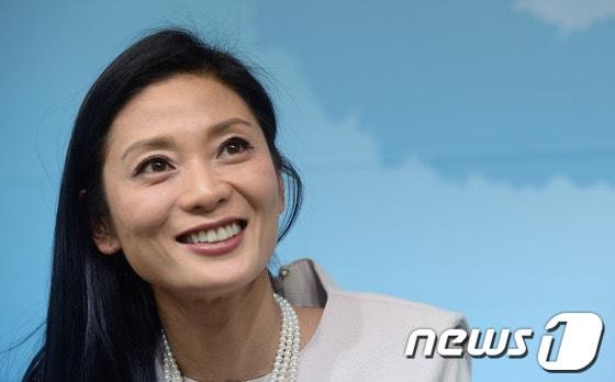 본문 이미지 - 신임 국립 발레단장으로 내정된 강수진씨가 18일 오후 서울 와룡동 문화체육관광부에서 열린 기자간담회에서 포부를 밝히고 있다. . 2013.12.18/뉴스1 © News1   손형주 기자