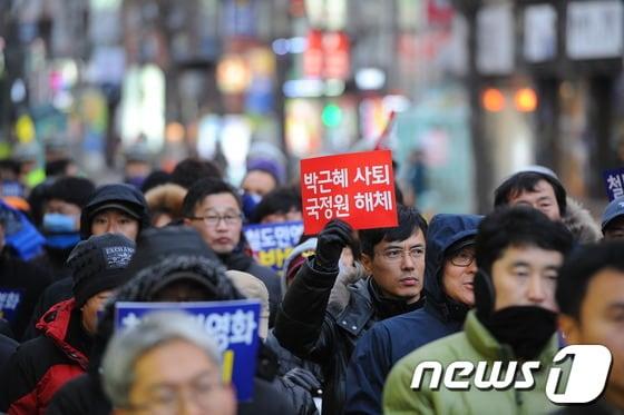 본문 이미지 - 지난해 12월18일 오후 천주교, 불교, 기독교, 원불교, 천도교 5대 종단 종교인들이 국정원 대선개입 진상규명과 대통령 사퇴를 촉구하는 비상시국대회를 열었다. 2013.12.18/뉴스1 © News1 김대웅 기자