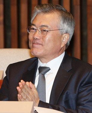 본문 이미지 - 문재인 민주당 의원이 18대 대통령선거 1주년을 맞은 19일 오전 서울 여의도 국회에서 열린 의원총회에 참석해 의원들과 대화를 나누며 웃음짓고있다. 2013.12.19/뉴스1 © News1   오대일 기자