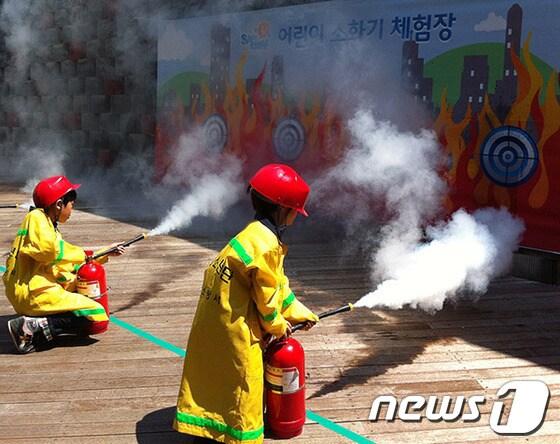 본문 이미지 - 365세이프타운에서 아이들이 소화기를 체험하고 있다. &#40;사진제공=365세이프타운&#41; © News1   하중천 