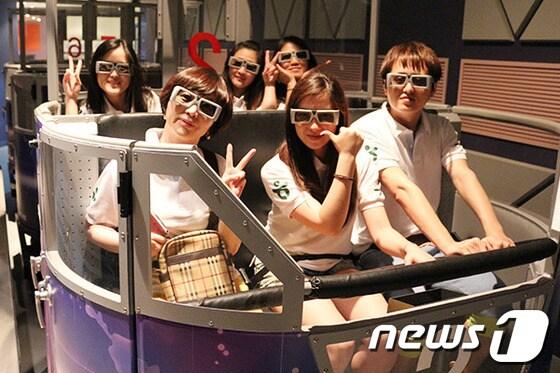 본문 이미지 - 관광객들이 365세이프타운 안전체험을 하고 있다.  &#40;사진제공=태백시&#41; © News1   하중천 