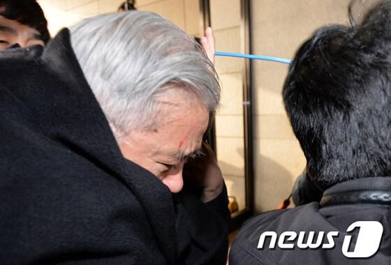 본문 이미지 - 사기성 기업어음&#40;CP&#41; 발행 의혹을 받고 검찰에 3차 소환된 현재현 동양그룹 회장이 19일 오전 서울중앙지검 소환중 동양증권 피해자들이 달려들어 아수라장이 됐다. © News1 박세연 기자