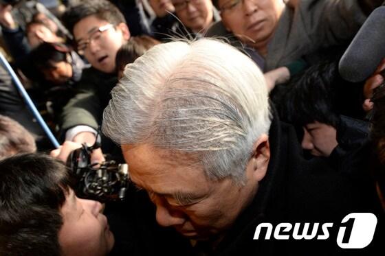 본문 이미지 - 사기성 기업어음&#40;CP&#41; 발행 의혹을 받고 검찰에 3차 소환된 현재현 동양그룹 회장이 지난달 19일 서울중앙지검 소환 중 동양증권 피해자들이 달려들어 아수라장이 됐다. /뉴스1 © News1 민경석 기자