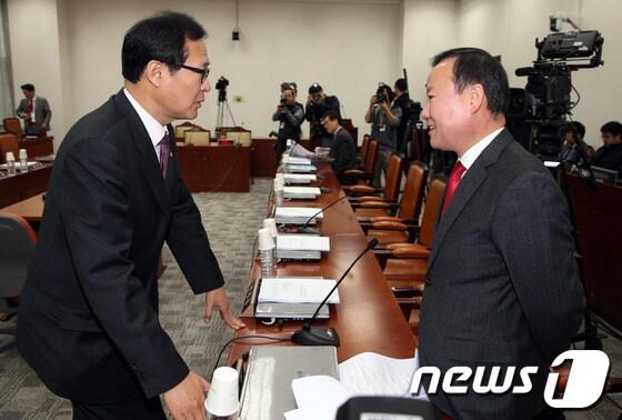 본문 이미지 - 19일 오전 서울 여의도 국회에서 열린 국가정보원등 국가기관의 정치적 중립성 강화를 위한 제도개선 특별위원회 전체회의에서 여야 간사인 새누리당 김재원&#40;오른쪽&#41;, 민주당 문병호 의원이 대화를 나누고 있다. 2013.12.19/뉴스1 © News1   허경 기자