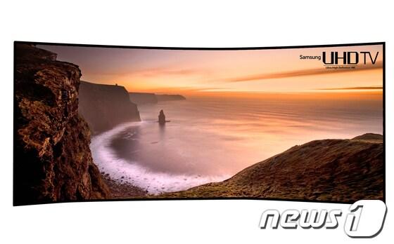 본문 이미지 -  삼성전자가 공개한 세계 최초, 세계 최대, 세계 최고 곡률의 105형 커브드 UHD TV.(삼성전자 제공)© News1  