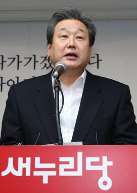 본문 이미지 - 김무성 새누리당 의원이 지난해 12월19일 서울 여의도 당사에서 열린 대선 1주년 기념식에서 인사말을 하고 있다. © News1 