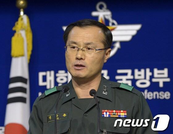 본문 이미지 - 백낙종 국방부 조사본부장이 19일 국방부에서 사이버사령부 댓글의혹 사건 중간 수사결과를 발표하고 있다. 이날 국방부는 