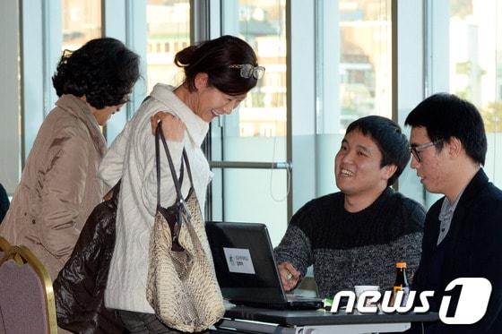 본문 이미지 - 지난 19일 서울 종로구 명륜동 성균관대학교를 찾은 수험생 가족들이 정시지원 상담을 받고 있다. 전국의 주요 대학은 24일 2014학년도 대학입시 정시모집 원서접수를 마감했다. /뉴스1 © News1 정회성 기자