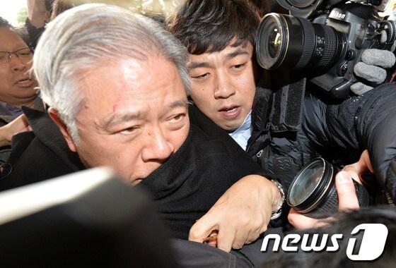 본문 이미지 - 사기성 기업어음&#40;CP&#41; 발행 의혹을 받고 검찰에 3차 소환된 현재현 동양그룹 회장이 19일 오전 서초동 서울중앙지검으로 들어서고 있다. 현 회장 3차 소환은 현 회장을 기다리던 동양증권 피해자들이 달려들어 아수라장이 됐다. 2013.12.19/뉴스1  © News1   박세연 기자