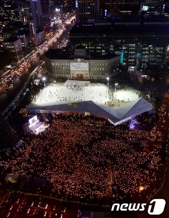 본문 이미지 - 19일 오후 서울 중구 서울광장에서 대선 1주년을 맞아 열린 ‘1219 촛불 민주주의회복 국민대회’에서 촛불 문화제가 열리고 있다. 2013.12.19/뉴스1 © News1   민경석 기자