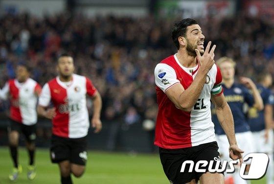 본문 이미지 - 페예노르트의 그라지아노 펠레가 2일(한국시간) 열린 PSV 아인트호벤과의 에레디비지에 15라운드 경기에서 후반 9분 역전골을 터뜨린 뒤 환호하고 있다. © AFP=News1  